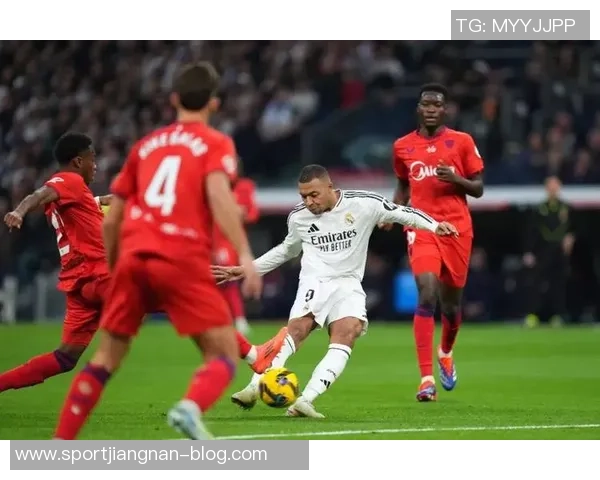 皇马反击机会错失姆巴佩禁区前射门偏离目标成高射炮 皇马反击机会错失姆巴佩禁区前射门偏离目标成高射炮